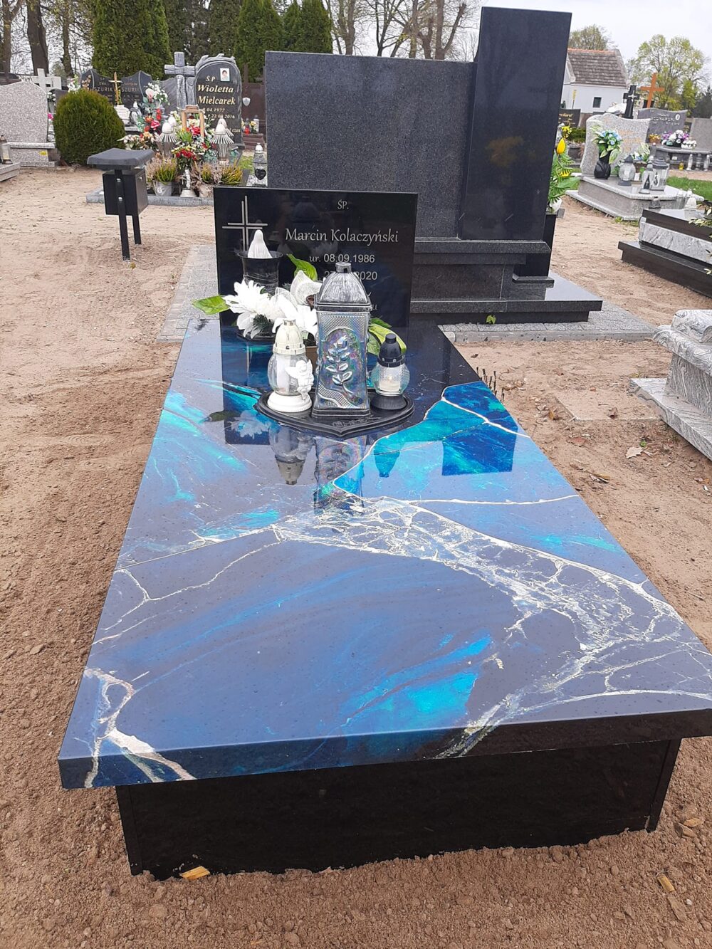 Nagrobek kompozytowy urnowy