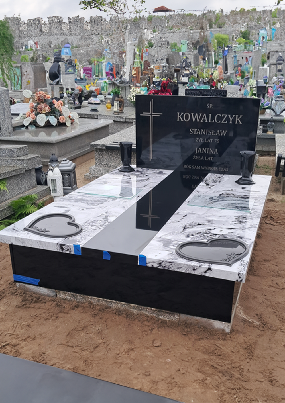 Nagrobek kompozytowy podwójny z trzecią płytą